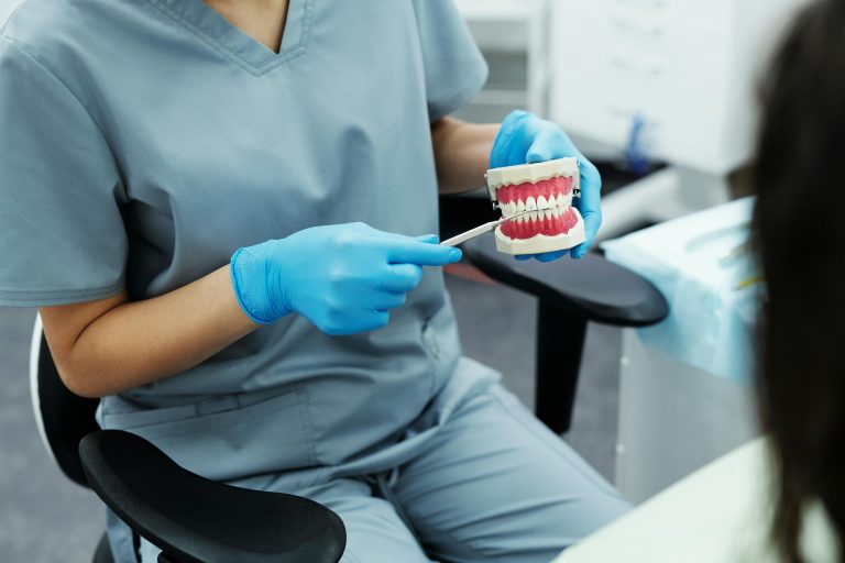 Wskazania do leczenia Invisalign – kiedy leczenie alignerami jest skuteczne?